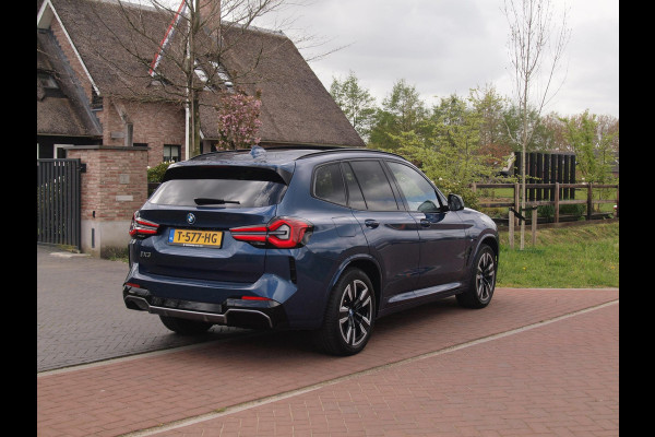 BMW iX3 Executive 80 kWh | Panoramadak | Camera | Sfeerverlichting | Apple Carplay | Cruise Control |