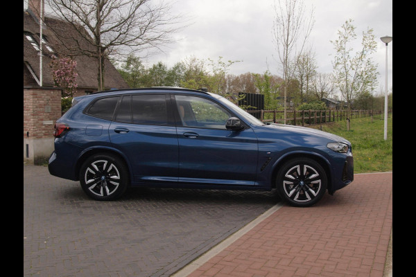 BMW iX3 Executive 80 kWh | Panoramadak | Camera | Sfeerverlichting | Apple Carplay | Cruise Control |