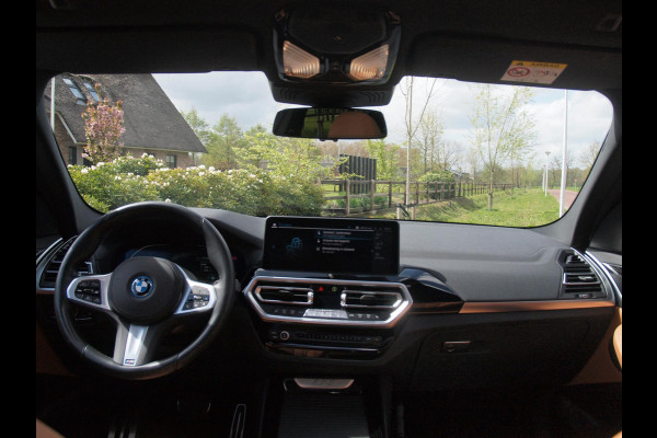 BMW iX3 Executive 80 kWh | Panoramadak | Camera | Sfeerverlichting | Apple Carplay | Cruise Control |