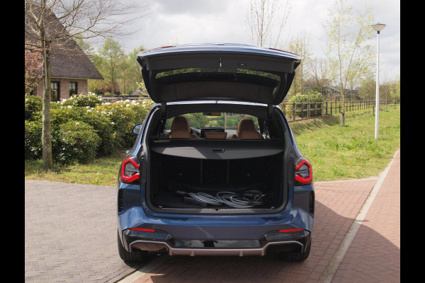 BMW iX3 Executive 80 kWh | Panoramadak | Camera | Sfeerverlichting | Apple Carplay | Cruise Control |