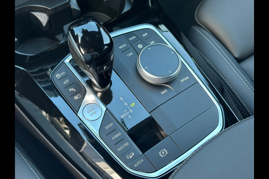 BMW X3 xDrive30e M Sport | Plug-in Hybride | incl. BMW Service Inclusive (5 jaar/100.000 km) | M pakket | Harman Kardon | Sportstoelen | Elektrische stoelen met geheugenfunctie | 360 graden camera | Stoelverwarming | Keyless | Elektrische achterklep | Adaptive Led | High-beam Headlights Control | Head Up Display | Adaptief demping systeem