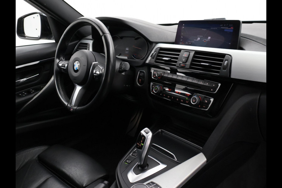 BMW 3 Serie Touring 318i M-SPORT + AFN. TREKHAAK | LEDER SPORTINT. | DIGITALE COCKPIT | STOELVERWARMING