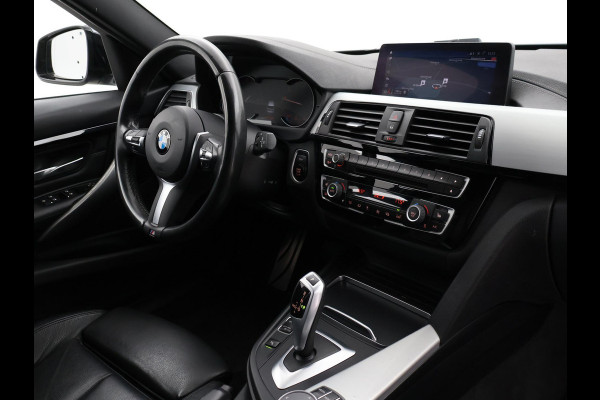 BMW 3 Serie Touring 318i M-SPORT + AFN. TREKHAAK | LEDER SPORTINT. | DIGITALE COCKPIT | STOELVERWARMING