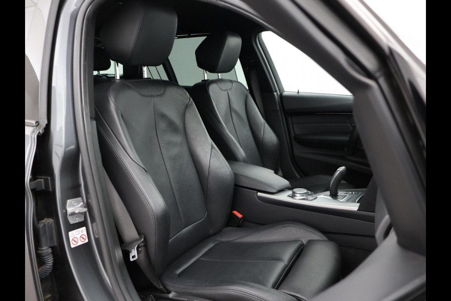 BMW 3 Serie Touring 318i M-SPORT + AFN. TREKHAAK | LEDER SPORTINT. | DIGITALE COCKPIT | STOELVERWARMING