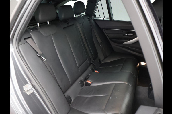 BMW 3 Serie Touring 318i M-SPORT + AFN. TREKHAAK | LEDER SPORTINT. | DIGITALE COCKPIT | STOELVERWARMING