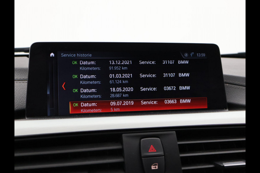 BMW 3 Serie Touring 318i M-SPORT + AFN. TREKHAAK | LEDER SPORTINT. | DIGITALE COCKPIT | STOELVERWARMING