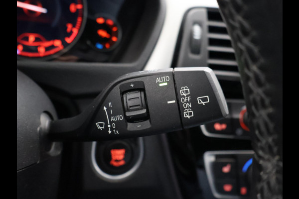 BMW 3 Serie Touring 318i M-SPORT + AFN. TREKHAAK | LEDER SPORTINT. | DIGITALE COCKPIT | STOELVERWARMING