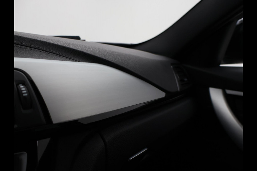 BMW 3 Serie Touring 318i M-SPORT + AFN. TREKHAAK | LEDER SPORTINT. | DIGITALE COCKPIT | STOELVERWARMING