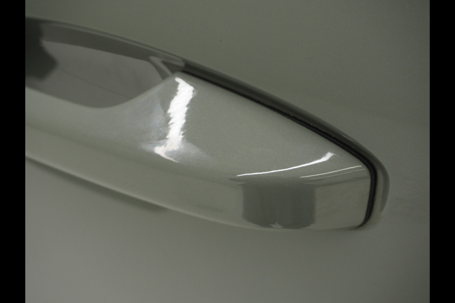 Volvo XC40 1.5 T5 Plug-in hybrid Plus Dark | Leder | Trekhaak | Harman/Kardon | Pilot Assist | Camera | Keyless | Memory | Carplay