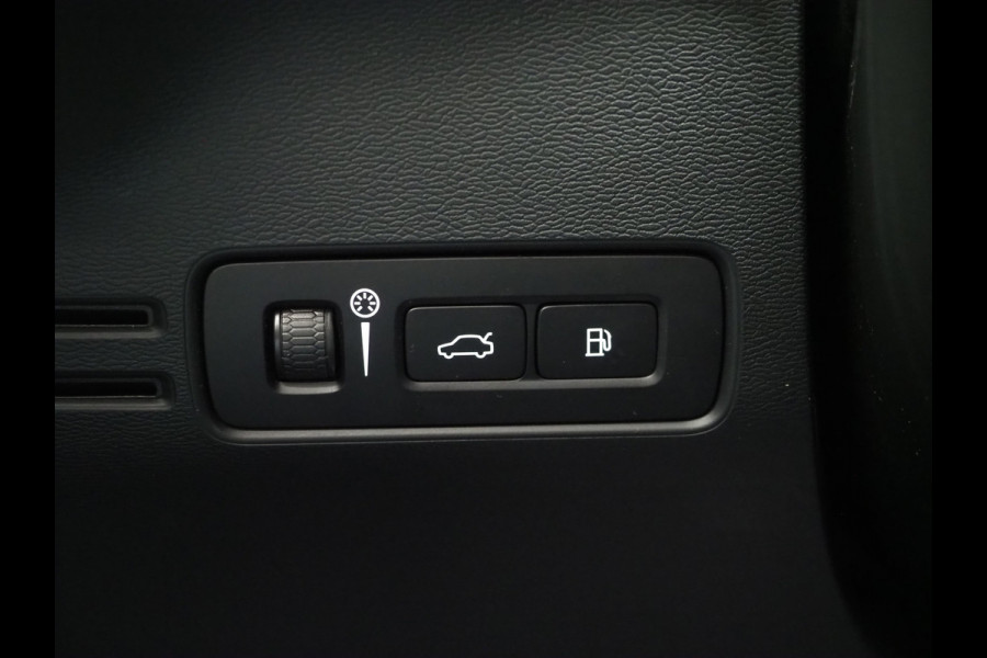 Volvo XC40 1.5 T5 Plug-in hybrid Plus Dark | Leder | Trekhaak | Harman/Kardon | Pilot Assist | Camera | Keyless | Memory | Carplay