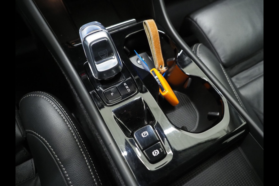 Volvo XC40 1.5 T5 Plug-in hybrid Plus Dark | Leder | Trekhaak | Harman/Kardon | Pilot Assist | Camera | Keyless | Memory | Carplay