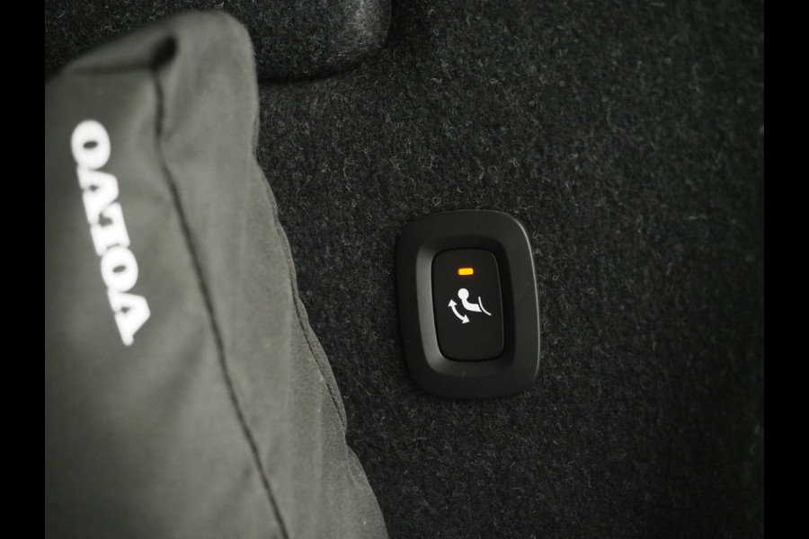 Volvo XC40 1.5 T5 Plug-in hybrid Plus Dark | Leder | Trekhaak | Harman/Kardon | Pilot Assist | Camera | Keyless | Memory | Carplay