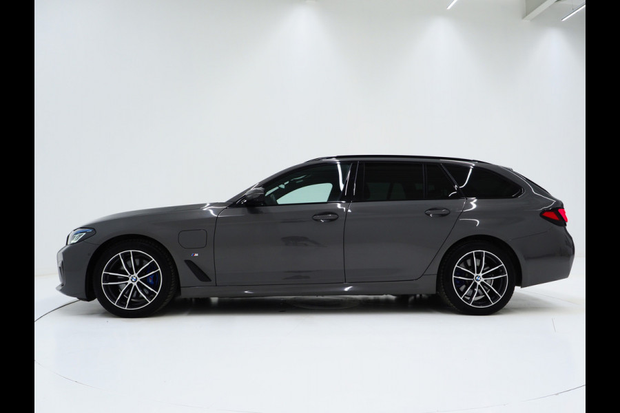 BMW 5 Serie Touring 530e M Sport Shadow Line | LaserLED | Trekhaak | Harman/Kardon | 360 | HUD | Sfeerlicht | Keyless | Carplay