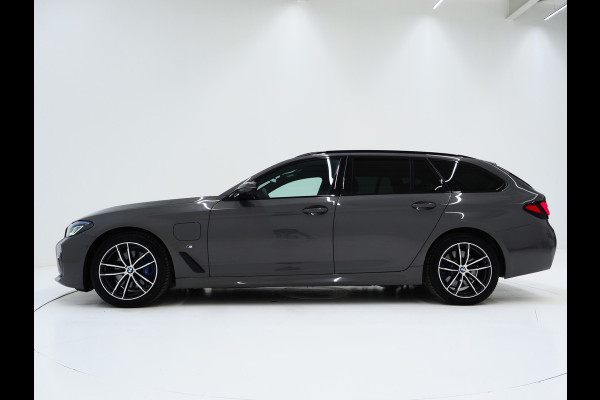 BMW 5 Serie Touring 530e M Sport Shadow Line | LaserLED | Trekhaak | Harman/Kardon | 360 | HUD | Sfeerlicht | Keyless | Carplay