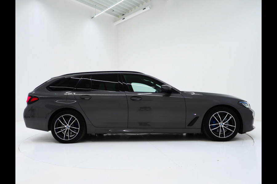 BMW 5 Serie Touring 530e M Sport Shadow Line | LaserLED | Trekhaak | Harman/Kardon | 360 | HUD | Sfeerlicht | Keyless | Carplay
