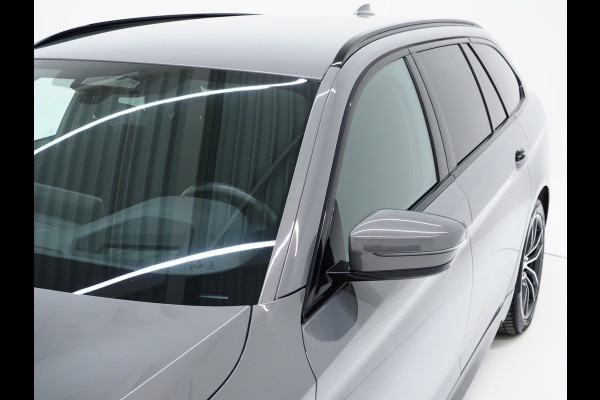 BMW 5 Serie Touring 530e M Sport Shadow Line | LaserLED | Trekhaak | Harman/Kardon | 360 | HUD | Sfeerlicht | Keyless | Carplay