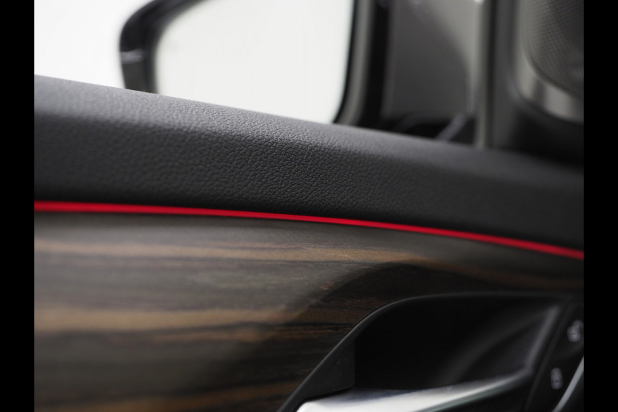 BMW 5 Serie Touring 530e M Sport Shadow Line | LaserLED | Trekhaak | Harman/Kardon | 360 | HUD | Sfeerlicht | Keyless | Carplay