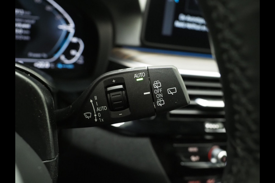 BMW 5 Serie Touring 530e M Sport Shadow Line | LaserLED | Trekhaak | Harman/Kardon | 360 | HUD | Sfeerlicht | Keyless | Carplay