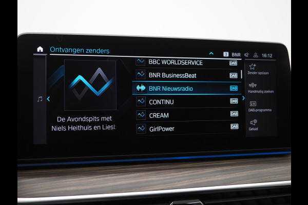 BMW 5 Serie Touring 530e M Sport Shadow Line | LaserLED | Trekhaak | Harman/Kardon | 360 | HUD | Sfeerlicht | Keyless | Carplay