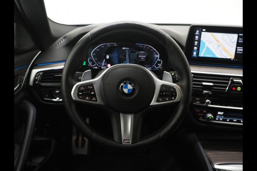 BMW 5 Serie Touring 530e M Sport Shadow Line | LaserLED | Trekhaak | Harman/Kardon | 360 | HUD | Sfeerlicht | Keyless | Carplay