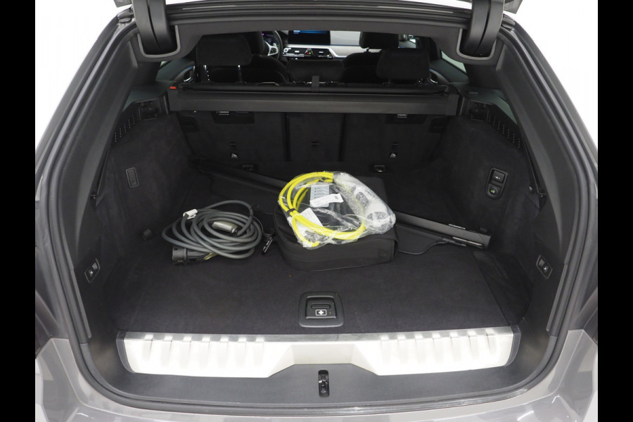 BMW 5 Serie Touring 530e M Sport Shadow Line | LaserLED | Trekhaak | Harman/Kardon | 360 | HUD | Sfeerlicht | Keyless | Carplay