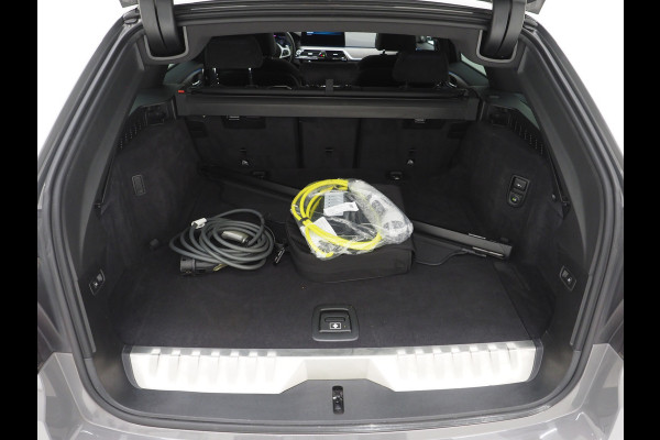 BMW 5 Serie Touring 530e M Sport Shadow Line | LaserLED | Trekhaak | Harman/Kardon | 360 | HUD | Sfeerlicht | Keyless | Carplay