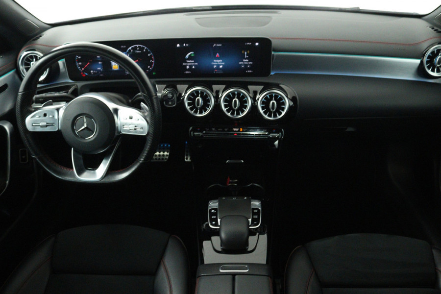 Mercedes-Benz CLA-Klasse 200 Business Solution AMG (SFEERVERLICHTING, CAMERA, LED, STOELVERWARMING, DEALER ONDERHOUDEN)