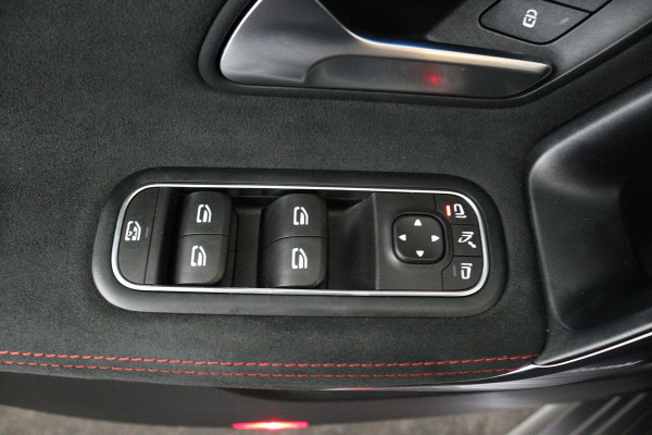 Mercedes-Benz CLA-Klasse 200 Business Solution AMG (SFEERVERLICHTING, CAMERA, LED, STOELVERWARMING, DEALER ONDERHOUDEN)