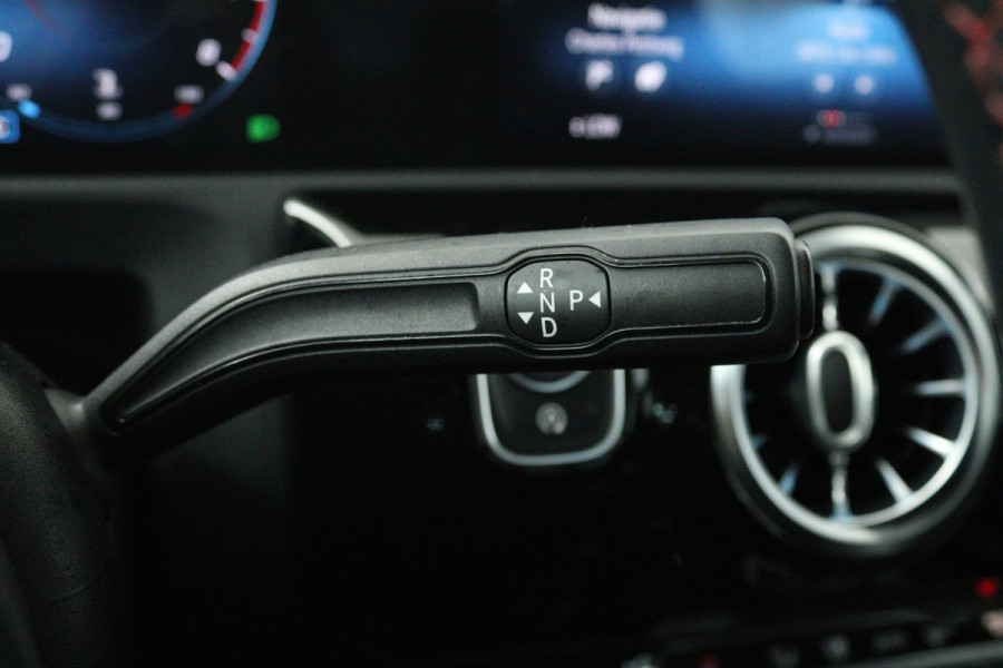 Mercedes-Benz CLA-Klasse 200 Business Solution AMG (SFEERVERLICHTING, CAMERA, LED, STOELVERWARMING, DEALER ONDERHOUDEN)