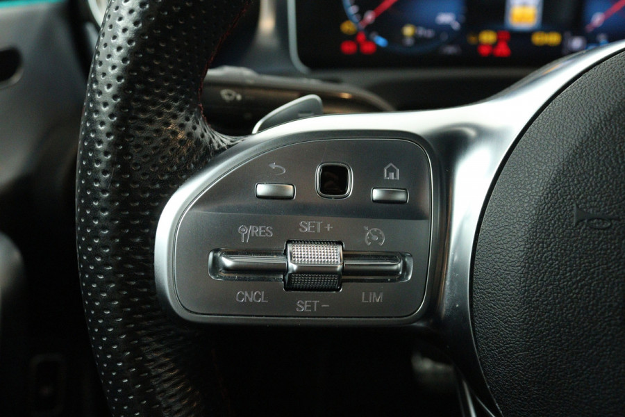 Mercedes-Benz CLA-Klasse 200 Business Solution AMG (SFEERVERLICHTING, CAMERA, LED, STOELVERWARMING, DEALER ONDERHOUDEN)