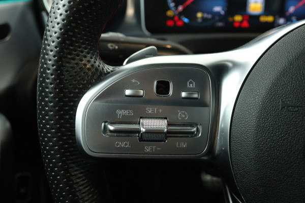 Mercedes-Benz CLA-Klasse 200 Business Solution AMG (SFEERVERLICHTING, CAMERA, LED, STOELVERWARMING, DEALER ONDERHOUDEN)