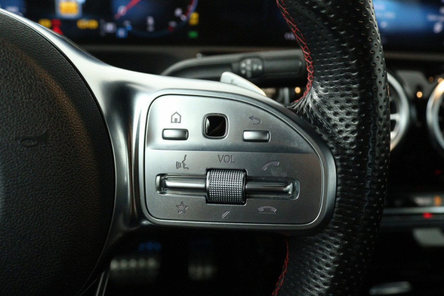 Mercedes-Benz CLA-Klasse 200 Business Solution AMG (SFEERVERLICHTING, CAMERA, LED, STOELVERWARMING, DEALER ONDERHOUDEN)