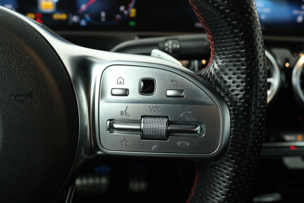 Mercedes-Benz CLA-Klasse 200 Business Solution AMG (SFEERVERLICHTING, CAMERA, LED, STOELVERWARMING, DEALER ONDERHOUDEN)