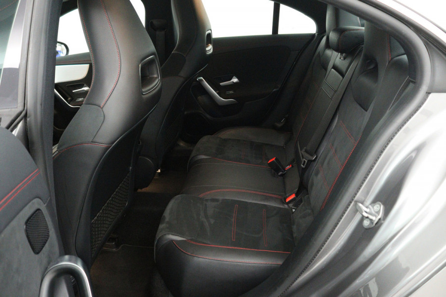 Mercedes-Benz CLA-Klasse 200 Business Solution AMG (SFEERVERLICHTING, CAMERA, LED, STOELVERWARMING, DEALER ONDERHOUDEN)