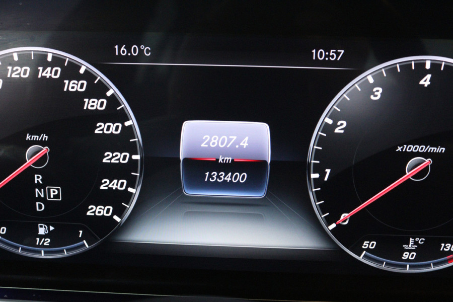 Mercedes-Benz E-Klasse 200 Premium (PANORAMADAK, SFEEVERLICHTING, CAMERA, STOELVERWARMING, DEALER ONDERHOUDEN)