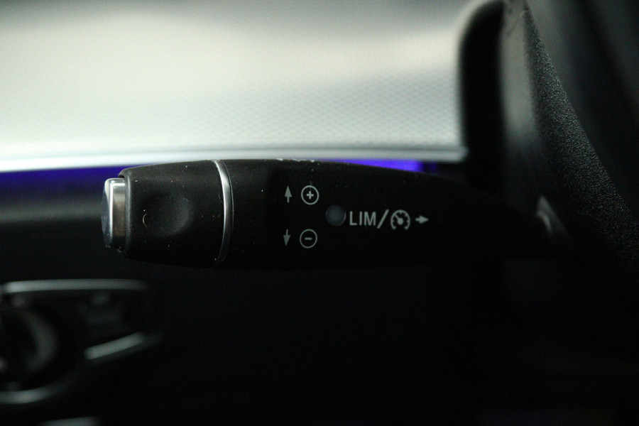 Mercedes-Benz E-Klasse 200 Premium (PANORAMADAK, SFEEVERLICHTING, CAMERA, STOELVERWARMING, DEALER ONDERHOUDEN)