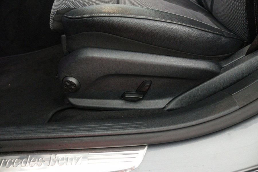 Mercedes-Benz E-Klasse 200 Premium (PANORAMADAK, SFEEVERLICHTING, CAMERA, STOELVERWARMING, DEALER ONDERHOUDEN)