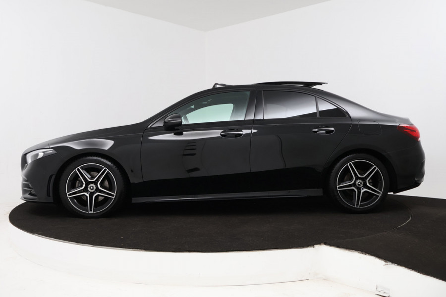 Mercedes-Benz A-Klasse 180 AMG Line (PANORAMADAK, SFEERVERLICHTING, CAMERA, STOELVERWARMING, 1e EIGENAAR, GOED ONDERHOUDEN)