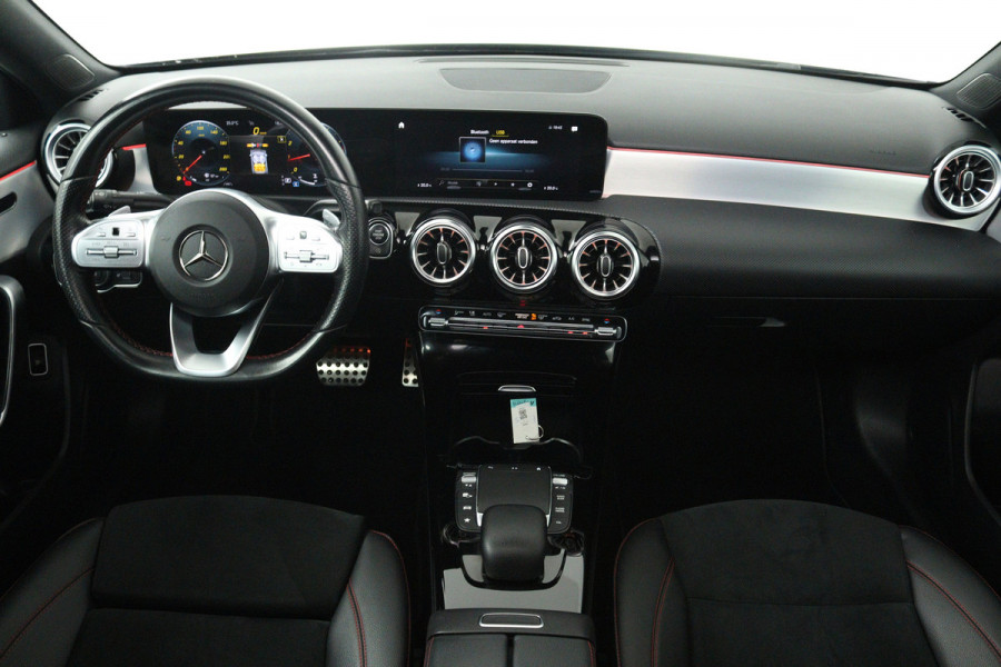 Mercedes-Benz A-Klasse 180 AMG Line (PANORAMADAK, SFEERVERLICHTING, CAMERA, STOELVERWARMING, 1e EIGENAAR, GOED ONDERHOUDEN)
