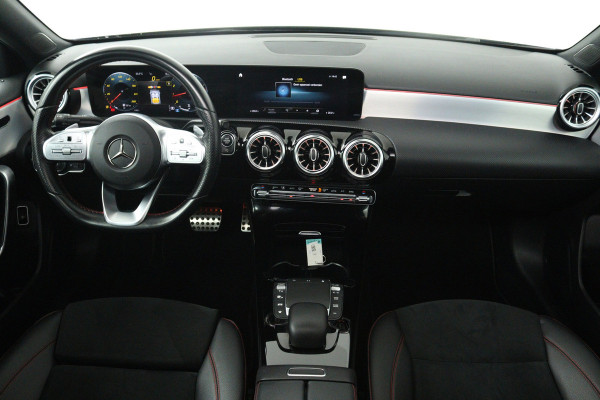 Mercedes-Benz A-Klasse 180 AMG Line (PANORAMADAK, SFEERVERLICHTING, CAMERA, STOELVERWARMING, 1e EIGENAAR, GOED ONDERHOUDEN)