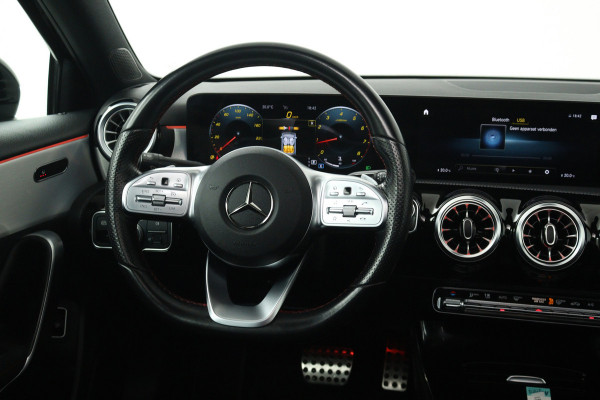 Mercedes-Benz A-Klasse 180 AMG Line (PANORAMADAK, SFEERVERLICHTING, CAMERA, STOELVERWARMING, 1e EIGENAAR, GOED ONDERHOUDEN)