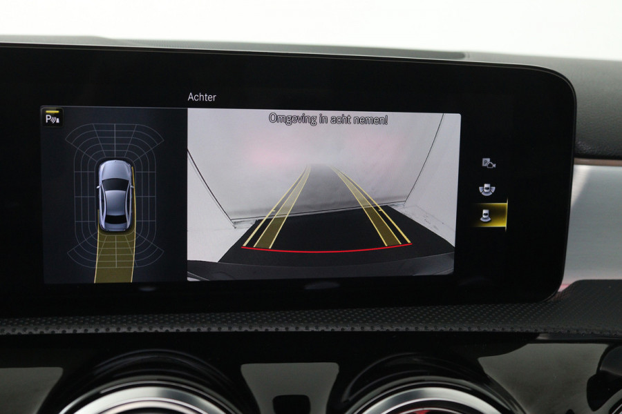 Mercedes-Benz A-Klasse 180 AMG Line (PANORAMADAK, SFEERVERLICHTING, CAMERA, STOELVERWARMING, 1e EIGENAAR, GOED ONDERHOUDEN)