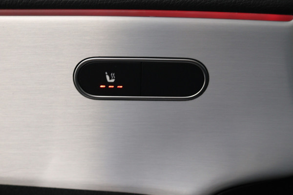 Mercedes-Benz A-Klasse 180 AMG Line (PANORAMADAK, SFEERVERLICHTING, CAMERA, STOELVERWARMING, 1e EIGENAAR, GOED ONDERHOUDEN)