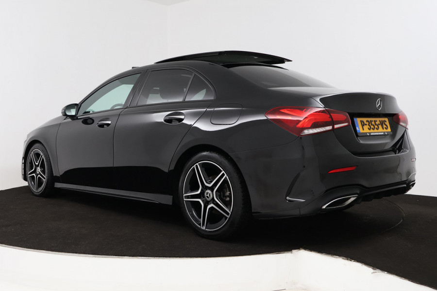 Mercedes-Benz A-Klasse 180 AMG Line (PANORAMADAK, SFEERVERLICHTING, CAMERA, STOELVERWARMING, 1e EIGENAAR, GOED ONDERHOUDEN)