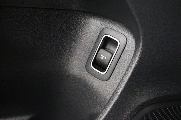 Mercedes-Benz A-Klasse 180 AMG Line (PANORAMADAK, SFEERVERLICHTING, CAMERA, STOELVERWARMING, 1e EIGENAAR, GOED ONDERHOUDEN)