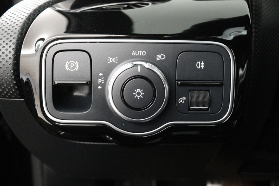 Mercedes-Benz A-Klasse 180 AMG Line (PANORAMADAK, SFEERVERLICHTING, CAMERA, STOELVERWARMING, 1e EIGENAAR, GOED ONDERHOUDEN)