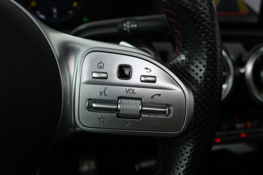 Mercedes-Benz A-Klasse 180 AMG Line (PANORAMADAK, SFEERVERLICHTING, CAMERA, STOELVERWARMING, 1e EIGENAAR, GOED ONDERHOUDEN)