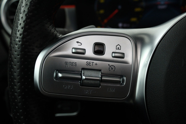 Mercedes-Benz A-Klasse 180 AMG Line (PANORAMADAK, SFEERVERLICHTING, CAMERA, STOELVERWARMING, 1e EIGENAAR, GOED ONDERHOUDEN)