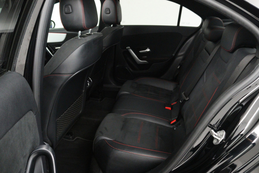 Mercedes-Benz A-Klasse 180 AMG Line (PANORAMADAK, SFEERVERLICHTING, CAMERA, STOELVERWARMING, 1e EIGENAAR, GOED ONDERHOUDEN)