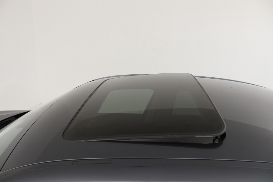 BMW 3-serie 330i High Executive (PANORAMADAK, STOELVERWARMING, CAMERA, COMFORTZETELS, DEALER ONDERHOUDEN)